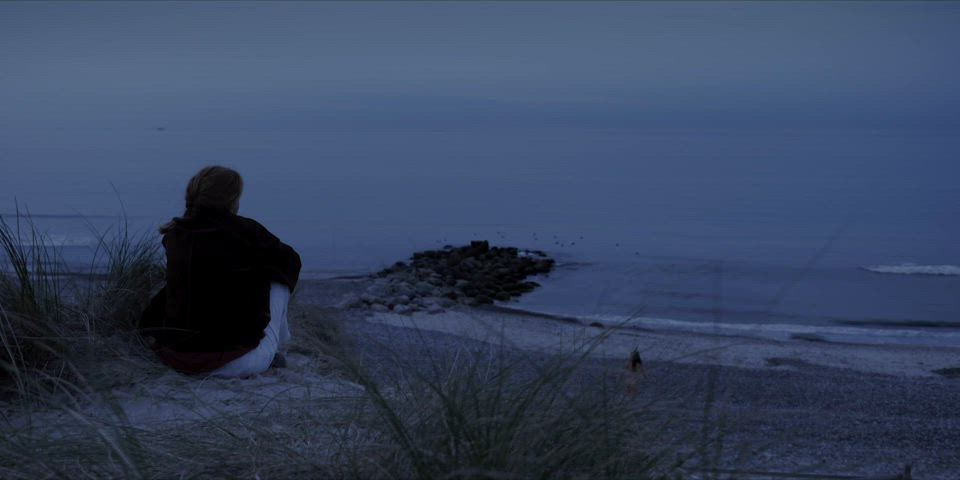 Josefine Feldmann, Frederikke Dahl Hansen (nn) - Morild (DK2019) - Went skinny-dipping