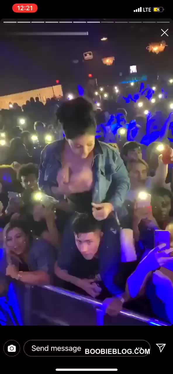 Tit flash concert
