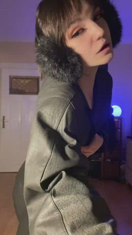 I’ll celebrate and masturbate if a Redditor likes my tiny body!