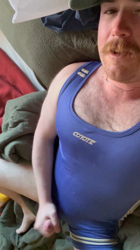 Putting a big cumshot onto my new wrestling singlet 😋💦