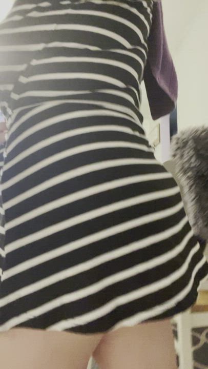 The view under a short dress 🤤💦