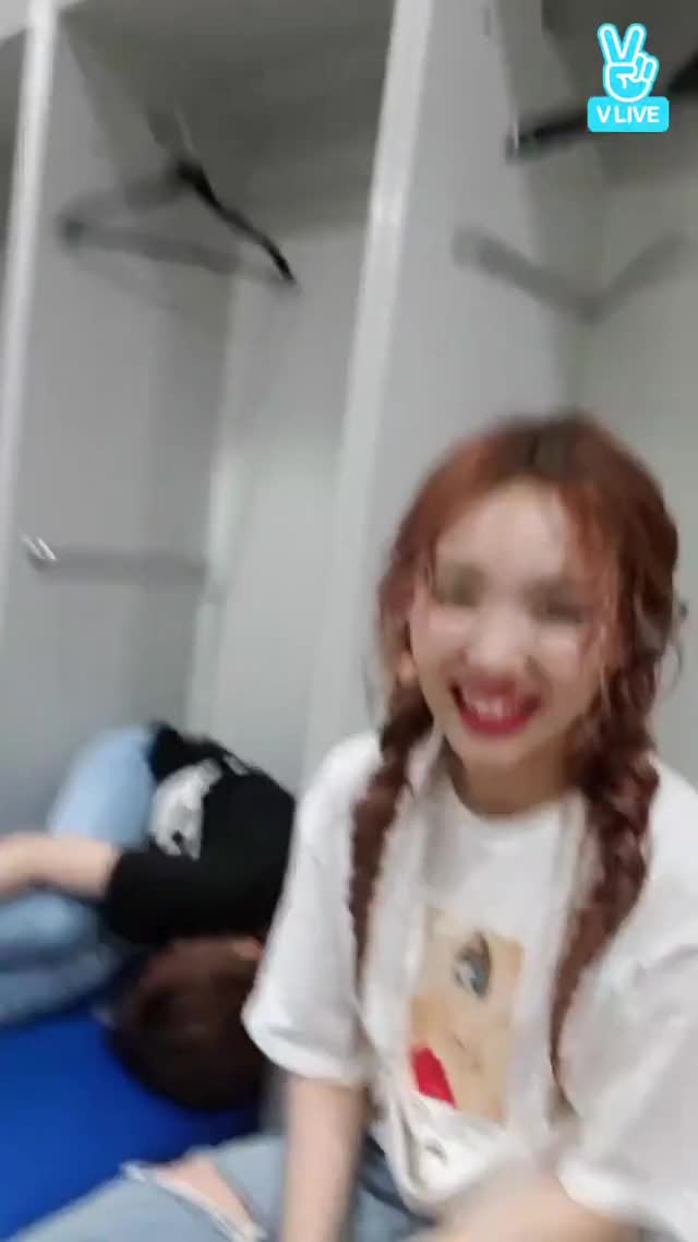 Signal Nayeon and her bunny teeth