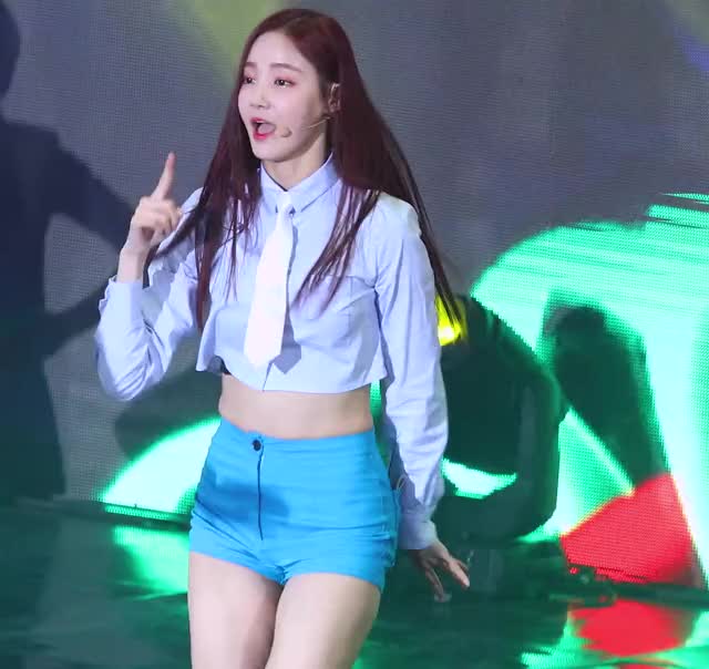 Momoland Yeonwoo's Nice Shorts Lead GFY