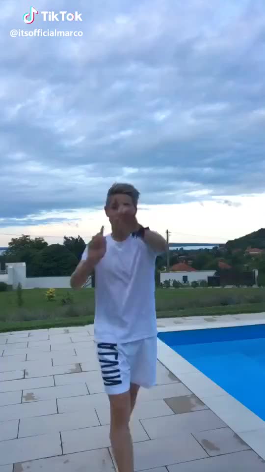 Omg, so knapp!?❤️ @lenaly7 ? #hungary #pool #fun #bestie