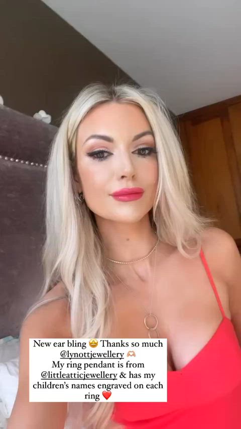 beautiful blonde celebrity milf sexy gif
