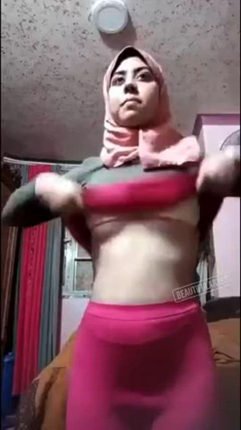 The Arab camgirl was a vision of beauty in her hijab, her curves accentuated by the