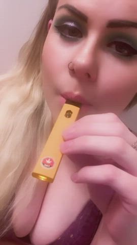 420 blonde babe 💨