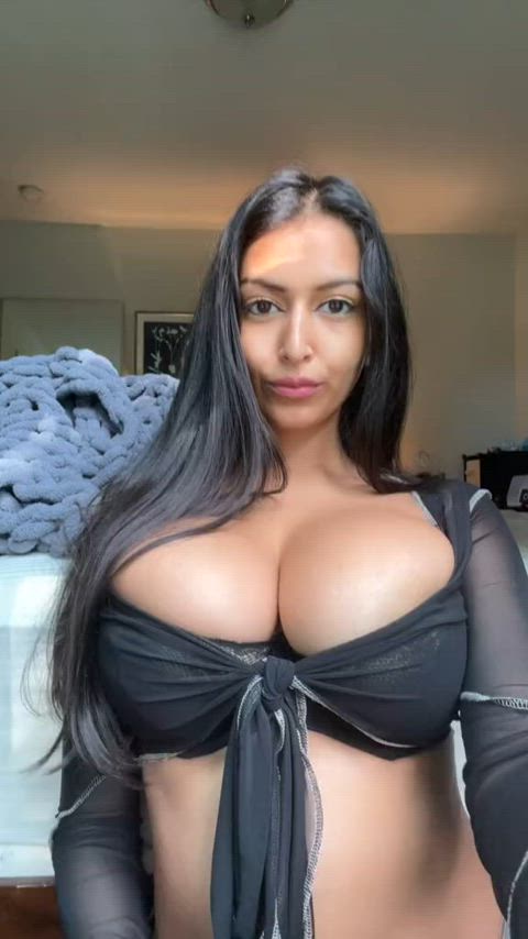 Does anyone know who the brown girl in this vid is??