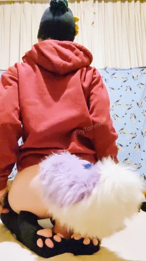 sec lemme lift my tail so u can see :3