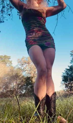 Because who doesn’t love a cowgirl mom bod in boots??