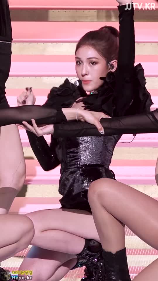 과감해진 전소미 SOMI 어깨 뽕