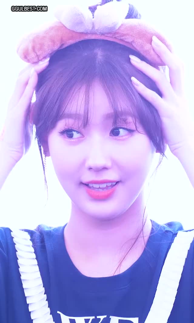 (G)I-DLE MIYEON Fan Signing Close Up.gif