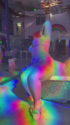 Hypnotizing you with my bimbo curves, the only thing that’s important is pleasure