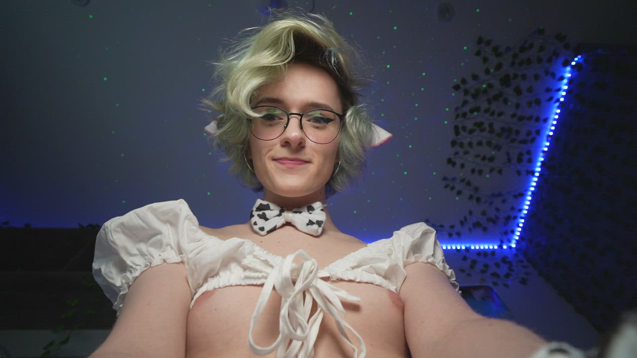 just a wholesome selfie.. nothing to see here..