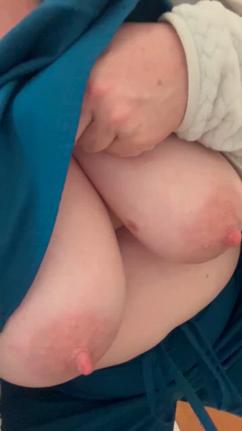 amateur big nipples big tits homemade jiggle jiggling natural tits nipples solo amateur-girls