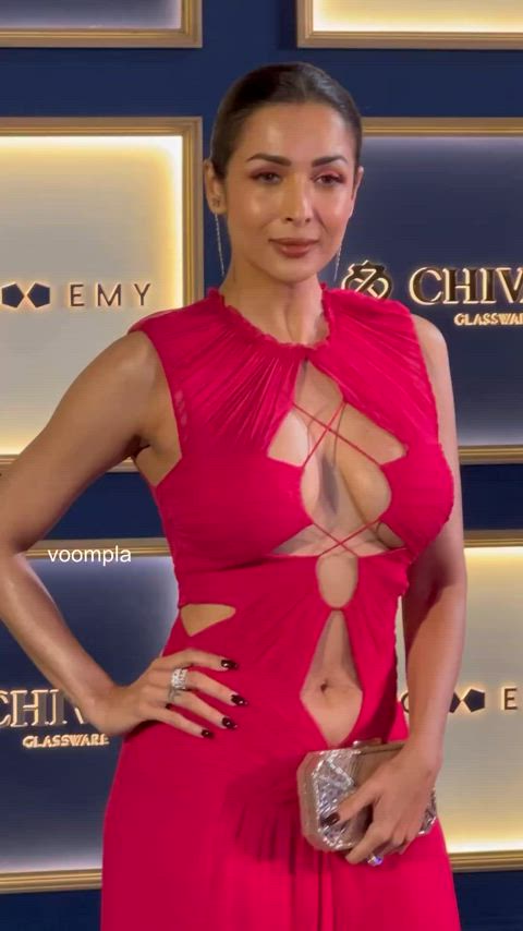 Tharki Camera man is like one of us making full use of MILF Malaika Arora juicy Cleavage