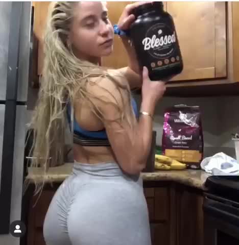 thick ass blonde girl dances in yoga pants! Super sexy