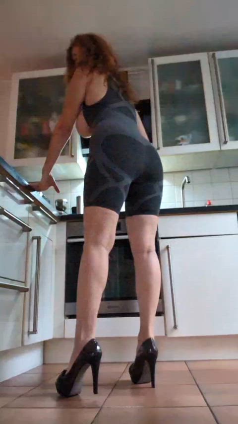 booty bungabooty fansly milf milfs just-boobs thick-booty gif
