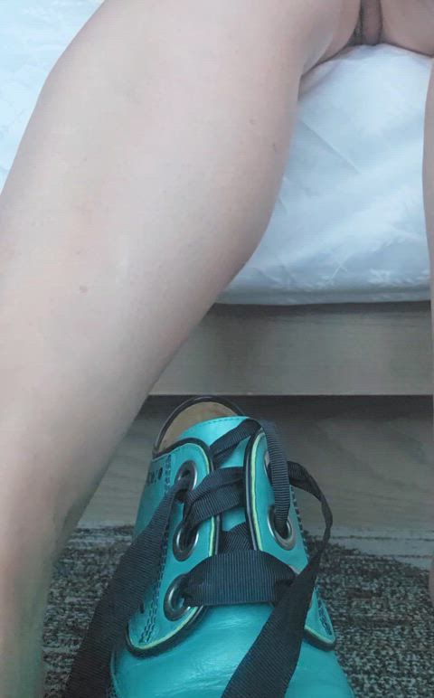 feet legs shoes chubby-girls gif