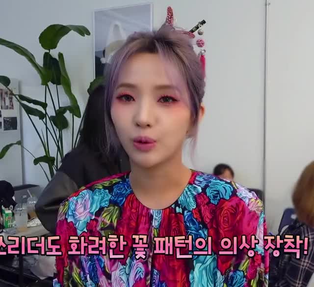 Soyeon (210110 - I-TALK #79: "I burn" Photoshoot Behind The Scenes)