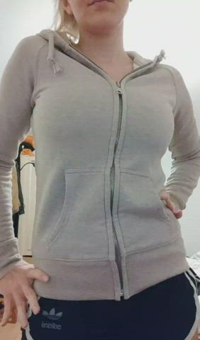 Peek A Boooo...I've got some nice big natural perky tits for you 😜🇸🇪