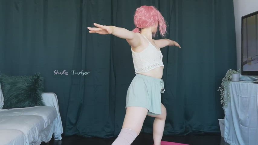 Oh my gosh you can see right up my shorts when I bend to the side 🙈