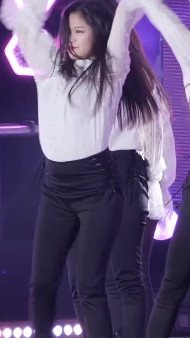 Loona - Hyunjin, Haseul, Yves & Choerry 191006