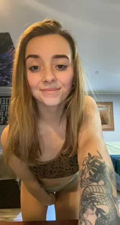 Anyone a fan of 19 year old titties dropping?💕😘