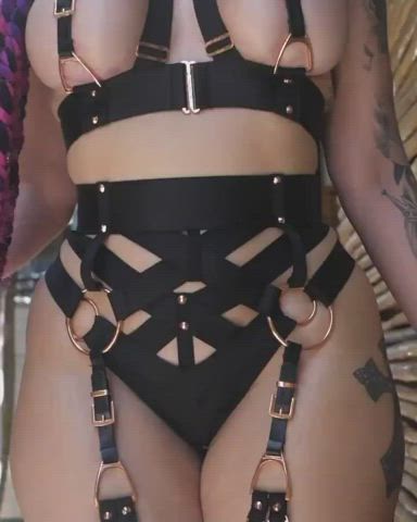 Heyyyyy! Going to be live tonight after 11PM - EDT, join me! Link in comments 🖤