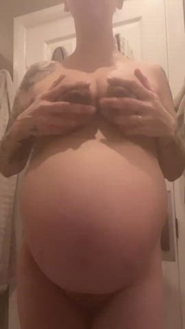 38 weeks and ready to pop 🎈👅