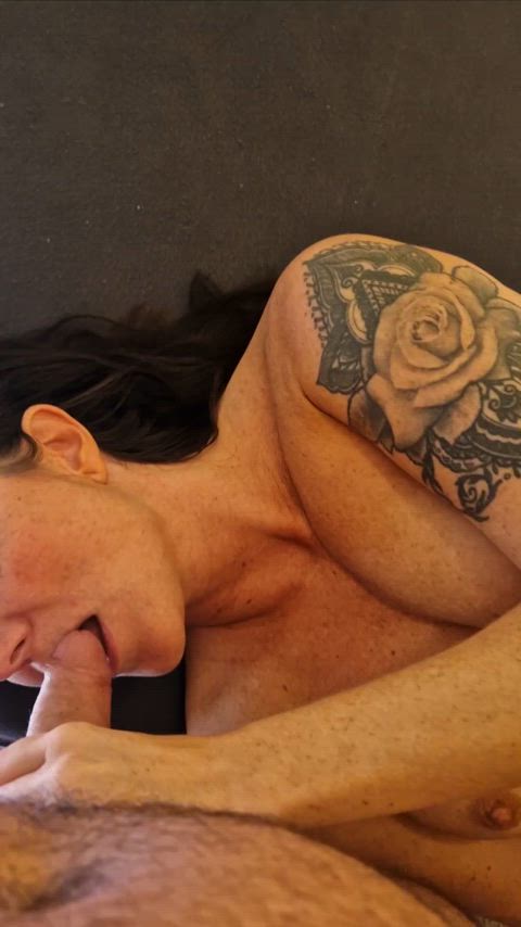 Loves sucking cock while he puts his fingers inside me 🔥