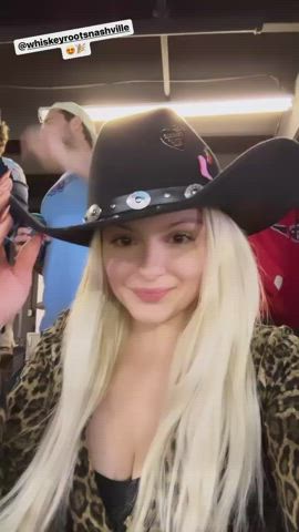 ariel winter big tits blonde celebrity cleavage natural tits gif