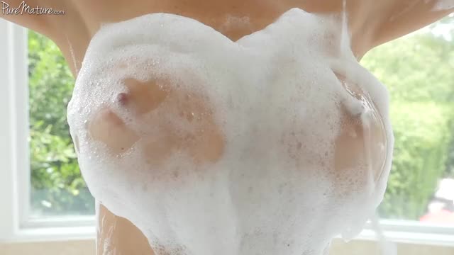 Alexis Fawx Sudsy Reveal