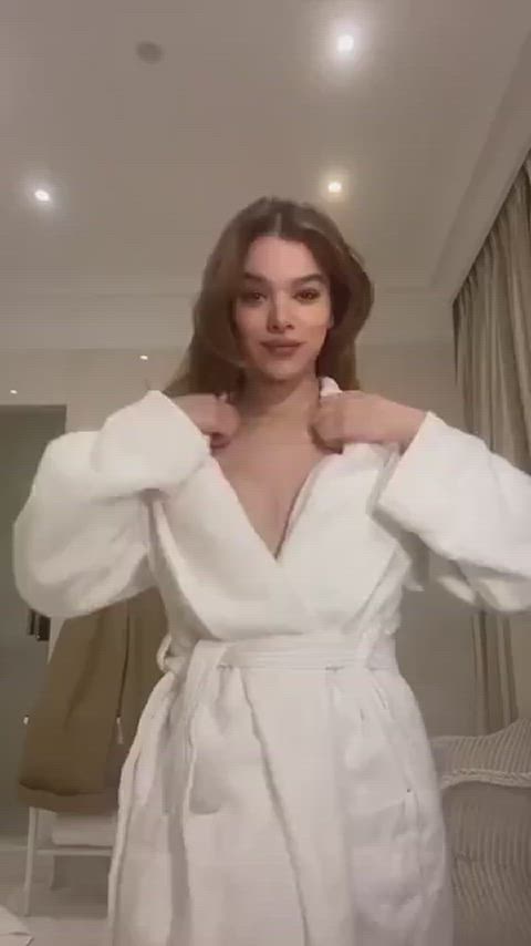 brunette celebrity hailee steinfeld sexy gif