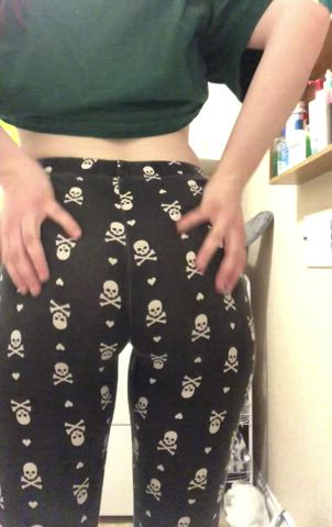 kinda tipsy &amp; wearing these kinda sheer leggings.. i couldn't resist :3