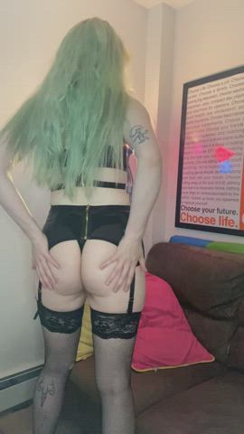 I love admiring myself. Alternative 23y/o who loves fantasy dildos and turning herself