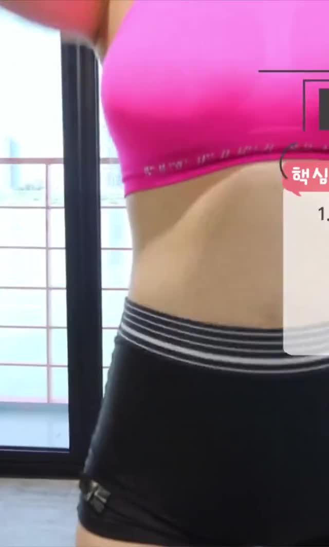 이소희 트레이너 핫핑크 스포츠 브라 (Lee Sohui).gif