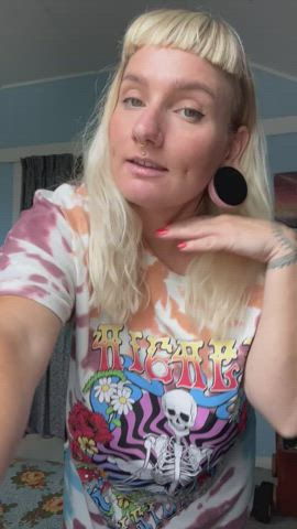 I can be your gf and wear your tee’s (as long as theyre 2xl)