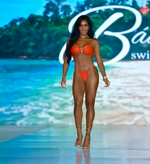Priscilla Aqilla - Sexy Runway Walk 😳😍