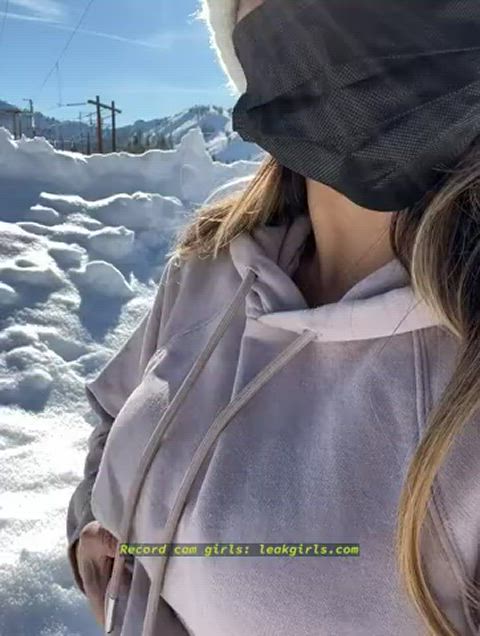 You wojldn’t leave mommy all alone in the cold would you? 🥺