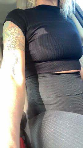 MILF/hotwife lifestyle. Cumming in casino parking lot💦