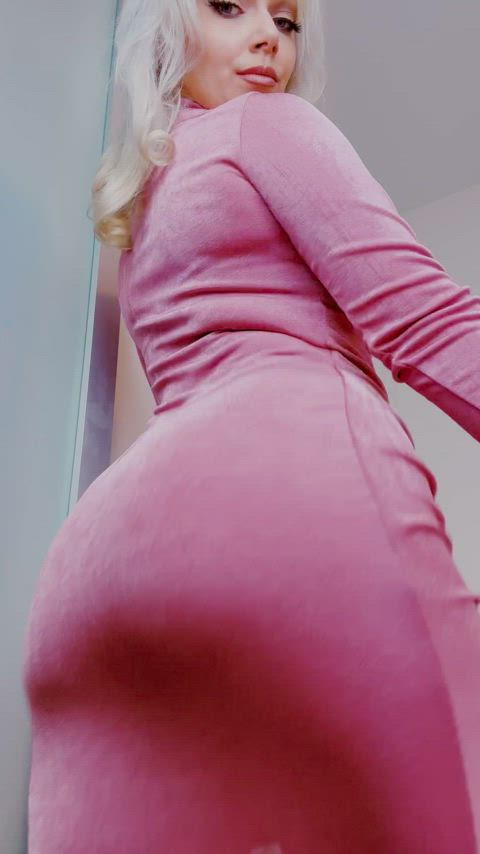 Sliding my tight short dress up to show you the view 🥵