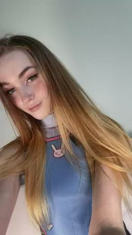 Pretty woman with a pretty pussy.