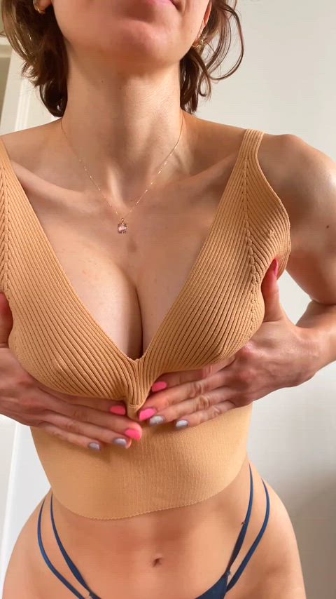 Do you want to hook up when my boyfriend is away?🥰