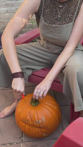 The pumpkin photoshoot trend but naked!