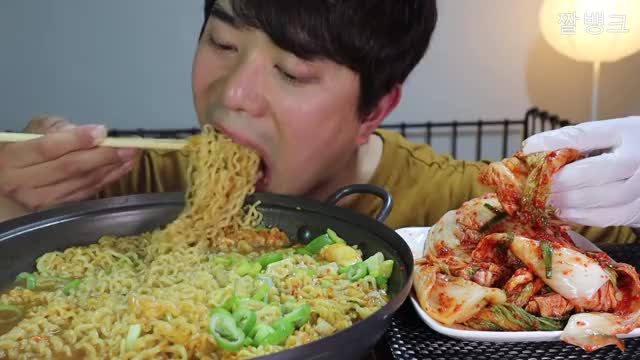 균_안성탕면 4봉 포기김치 밥 리얼사운드 먹방-2