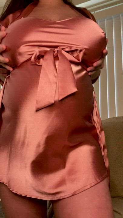 preggo strip tease😏