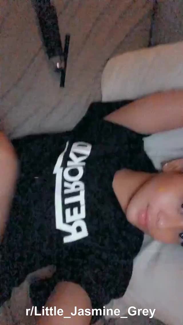 Jasmine loves to tease you with her pussy