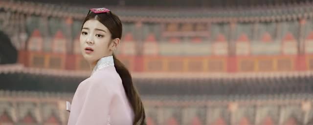 Lia being cute in a Hanbok - 200906