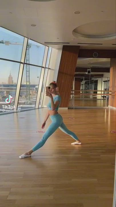 Alla Bruletova doing a split 🥵🥵